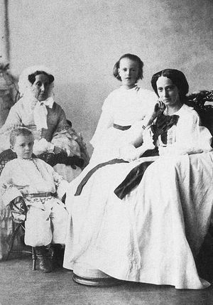 1861년, 자녀 마리아와 세르게이와 함께 있는 마리아 알렉산드로브나 황후.