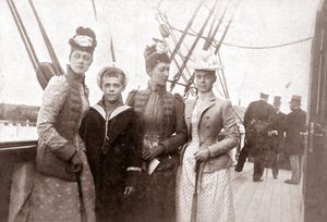크세니야(오른쪽), 오빠 미하일 알렉산드로비치와 사촌 빅토리아, 루이즈, 에드워드 7세의 딸들과 함께