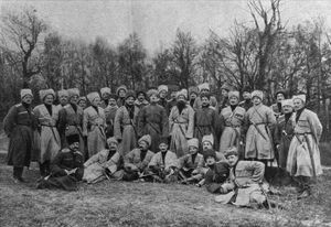 미하일과 카프카스 원주민 기병 사단 ('야생 사단') 장교들 (1914년)
