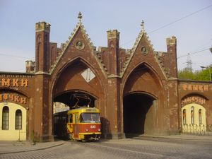 타트라 T4 트램이 브란덴부르크 문을 지나가고 있다.