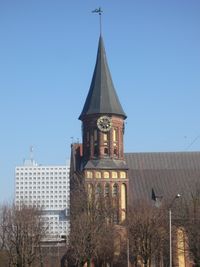 쾨니히스베르크 성당. 뒤에 보이는 건물은 소비에트 하우스