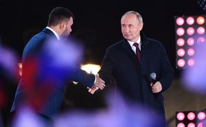 푸실린(왼쪽)은 2022년 9월 30일 4개 지역 합병을 축하하는 콘서트에서 러시아 대통령 블라디미르 푸틴과 악수하고 있다