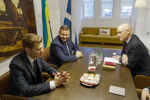 2024년 10월, 스코틀랜드 자치정부 수반 존 스위니(오른쪽)와 만난 잘루즈니(가운데)