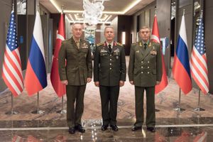 2017년 3월, 게라시모프(오른쪽)가 조셉 던포드(왼쪽), 훌루시 아카르(가운데)와 시리아 북부 작전에 대해 논의하고 있다.