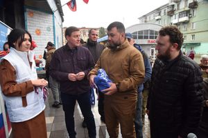 국민투표 첫날인 9월 23일. 데니스 푸실린 도네츠크 인민 공화국 수장과 블라디미르 푸틴의 통합 러시아당 소속 러시아 정치인 안드레이 투르착