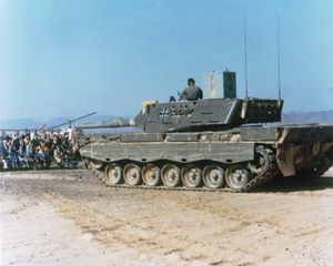 유마 시험장에서 시험 중인 레오파르트 2 시제 전차, 1975년 9월