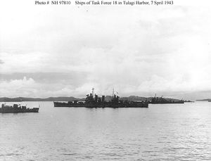 공격 당일 아침의 툴라기 항. 왼쪽 끝이 침몰한 구축함 아론 워드이다.