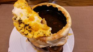 아르메니아에서 덮인 빵으로 조리된 푸툭 또는 피티