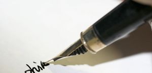 필기체로 글을 쓰는 현대식 만년필