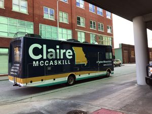 2018년 매캐스킬을 지원하는 선거 운동 버스