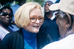 미국 상원 의원 Claire McCaskill (D-MO)가 퍼거슨 시위대와 대화