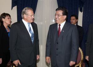 2005년 미국 국방부 장관 도널드 럼즈펠드와 함께 있는 두아르테