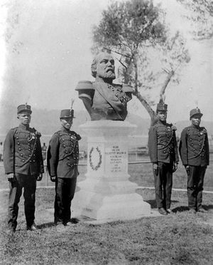 네덜란드 지배를 나타내는 네덜란드 국왕 빌럼 3세 동상 옆에서 경계를 서고 있는 식민지 군인.