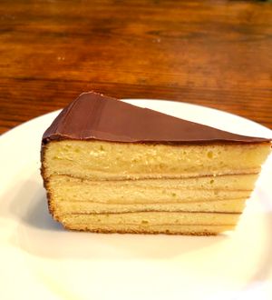 각 층을 얇게 덮어 오븐으로 빠르게 구워 만든 쉬히트토르테 조각