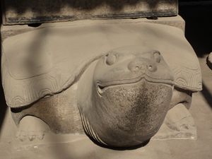 취푸의 공자 사당 재건을 기념하는 기념비. 태평흥국 8년(서기 983년) (거북 받침대)