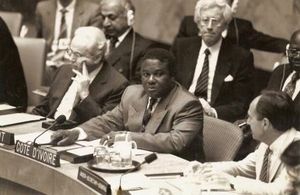 이라크의 쿠웨이트 침공에 관한 유엔 안전 보장 이사회의 회의에서 (맨 왼쪽이 페레스 데 케야르 사무총장. 중앙은 장자크 베시오 코트디부아르 대표)