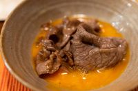 스키야키 재료를 찍어 먹는 날달걀물