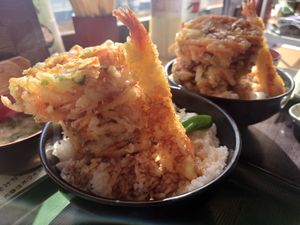 타워 모양의 가키아게 덮밥 (텐동), 오아라이정의 특산품.