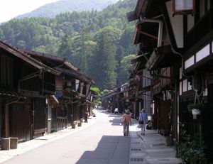 돌출된 처마 끝의 구조가 특징적인 거리. 앞길에 토리이토우케가 보인다.