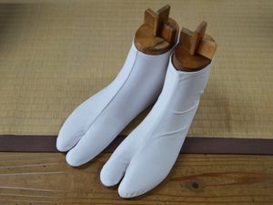 일본 zōri 샌들과 함께 착용하는 전통적인 흰색 또는 검은색 tabi 양말
