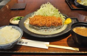 밥, 국, 반찬과 함께 제공되는 돈가스