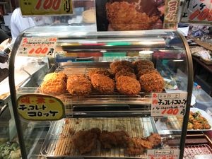 상점에서 판매되는 달콤한 초콜릿 고로케