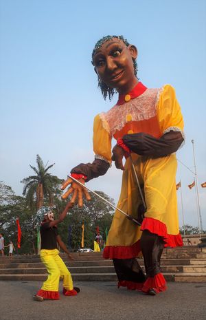 스리랑카의 리틀 걸 자이언트 꼭두각시