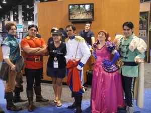 D23 엑스포에서 다양한 디즈니 캐릭터로 코스프레하는 일반 대중의 성인