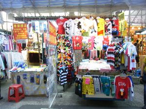 대한민국과 런던의 키덜트족들은 종종 이와 같은 만화 캐릭터 티셔츠를 입었다.