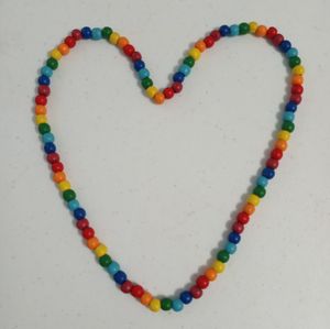 키덜트 주얼리는 종종 이 무지개 구슬 목걸이와 같이 어린 시절에 착용했던 단순한 코스튬 주얼리에서 영감을 받았다.