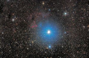 γ 카시오페이아자리와 관련된 성운 IC63 및 IC59의 아마추어 이미지. 감마 카시오페이아자리 바로 남쪽에 있는 밝은 별은 HD 5408로, 고유 운동을 공유하는 동반성이다. (Neil Michael Wyatt)