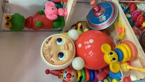 셀룰로이드로 만든 후기 소련 불독 인형