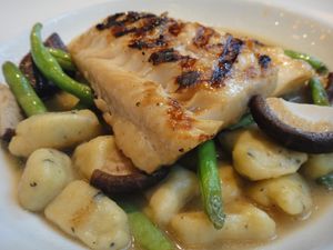 레스토랑에서 제공되는 구운 은대구와 뇨키 요리