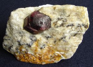 변성암 내의 알만딘