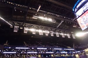 2018년 10월, 뉴욕 닉스와의 NBA 프리 시즌 경기에 앞서 걸려있는 뉴욕/뉴저지/브루클린 네츠의 영구 결번