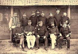 밀로 장군과 참모들. 네그리에는 오른쪽에서 두 번째