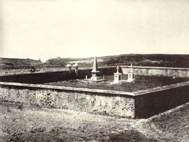 1895년 프랑스 순양함 포르페의 마궁 방문 중 찍은 사진으로 쿠르베의 기념비와 데르 대위와 제헨 중위의 묘