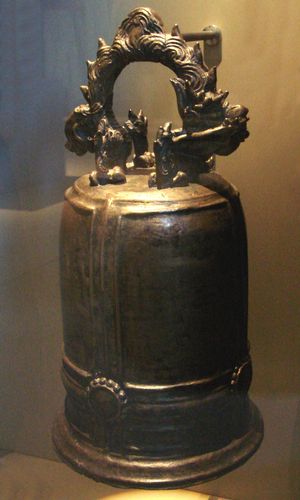 뚜옌꽝 포위전 때 가져온 종탑의 종. 프랑스 육군 박물관, 파리.