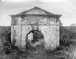 카예리 만에 있는 네덜란드 요새의 잔해