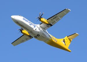 오리니 항공(Aurigny Air Services)의 ATR 42-500이 브리스톨 공항(Bristol Airport)에서 이륙한다(2016년).