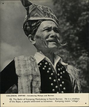 전통 의상을 입은 바자우족 추장, 영국령 북보르네오 투아란, 캄풍 멩카봉,