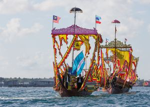 말레이시아 사바주 세포르나에서 열리는 레가타 레파 축제. 레파는 동해안 바자우족 방언으로 주택선을 의미한다. 이 축제에서 바자우족은 다채로운 깃발로 배를 장식한다.