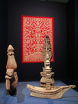 사마 오킬 조각 전통을 보여주는 순두크 묘비