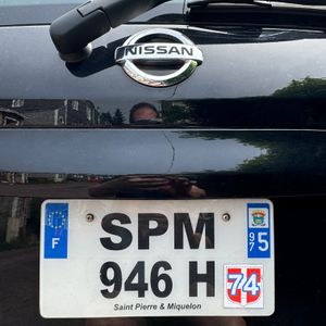생피에르 미클롱의 북미 스타일 번호판. 유럽에서 가져온 차량에 맞게 유럽 스타일 번호판도 발급됩니다.