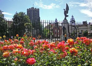 콜체스터는 로마 제국 시대 브리타니아의 첫 번째 주요 도시이자 첫 번째 수도였던 카물로두눔의 부지에 위치해 있으며, 영국 최초의 도시임을 주장한다.
