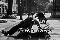 스페인 코루냐의 한적한 광장에서 오후 낮잠을 자는 두 남자, 2005년 5월.