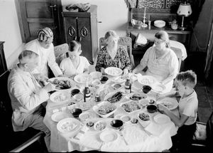 네덜란드 가족이 1936년 라이스타펠(Rijsttafel) 만찬을 즐기고 있다