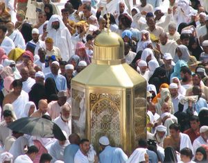 이브라힘의 발자취를 보관하는 유리 케이스