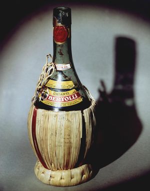 최초의 자가 유지, 제어 가능한 연쇄 반응을 기념하기 위해 유진 위그너(Eugene Wigner)가 구입한 키안티 피아스코 병. 참가자들이 서명했다.