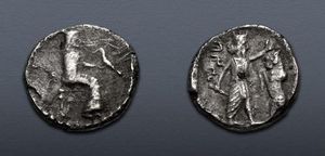사마리아에서 주조된 페르시아 아케메네스 제국 동전, 기원전 375-333년경. 왼쪽; 티아라를 쓰고 새를 들고 있는 앉아 있는 페르시아인. 오른쪽; 단검과 황소를 뿔로 잡고 서 있는 페르시아 왕, 그 옆에 ŠMRY라고 적힌 아람어 비문